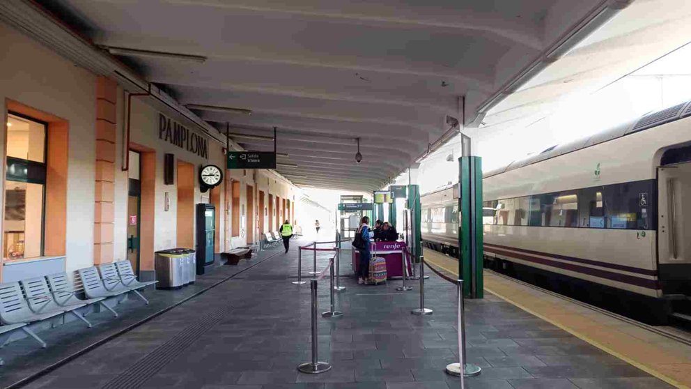 Estación de RENFE de Pamplona momentos antes de la partida de un tren. NAVARRA.COM