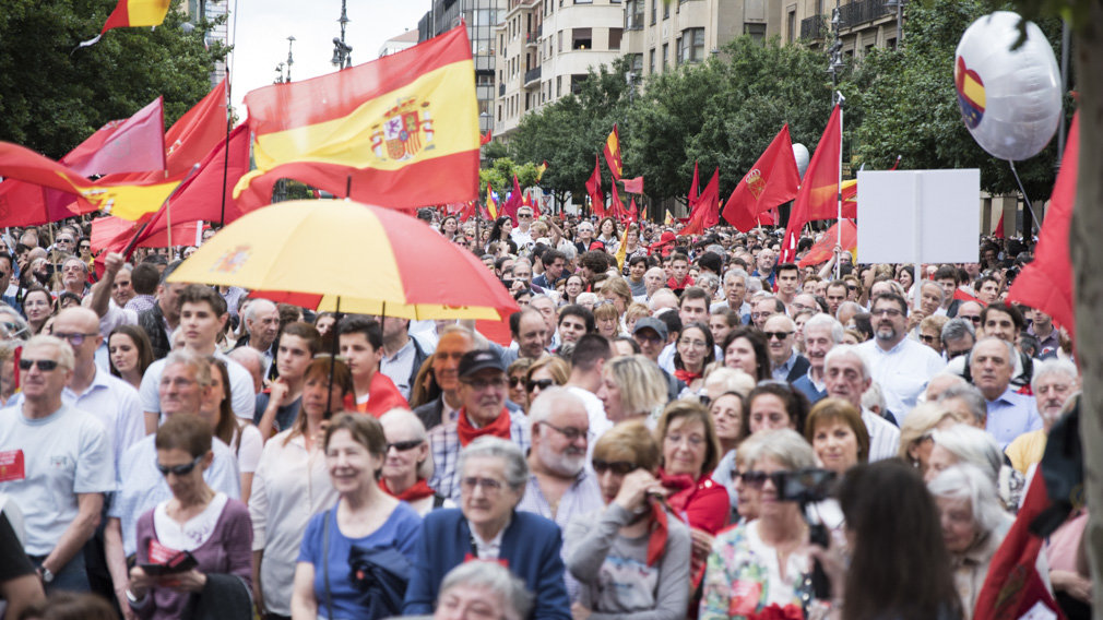 Lluvia de libertad: 30.000 personas exigen en Pamplona el fin de la imposición del euskera 