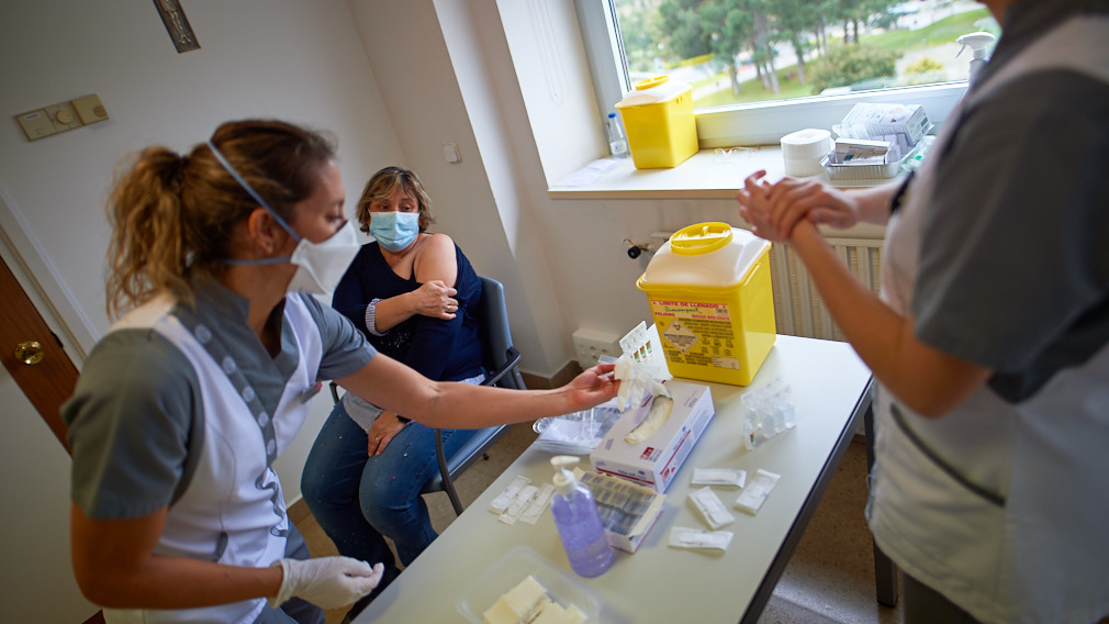           Optimismo y esperanza: las imágenes del segundo día de vacunación en la Clínica Universidad de Navarra
        
