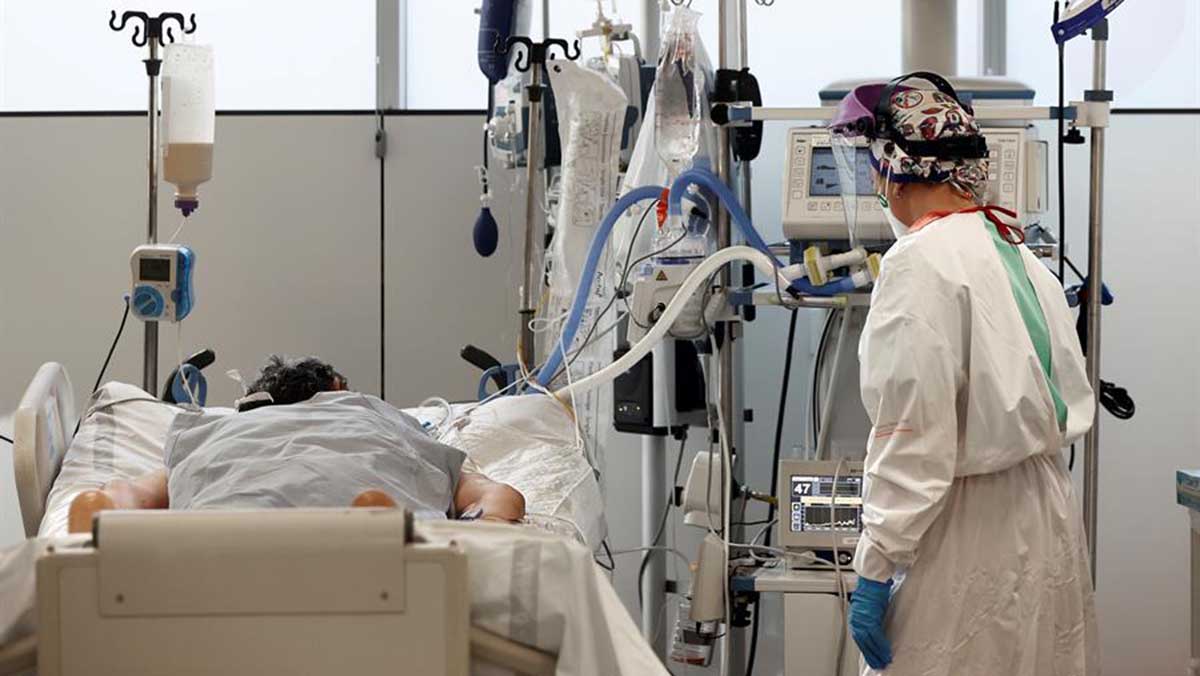 Una enfermera de la UCI del Complejo Hospitalario de Navarra atiende a un paciente ingresado en la Unidad de Cuidados Intensivos.