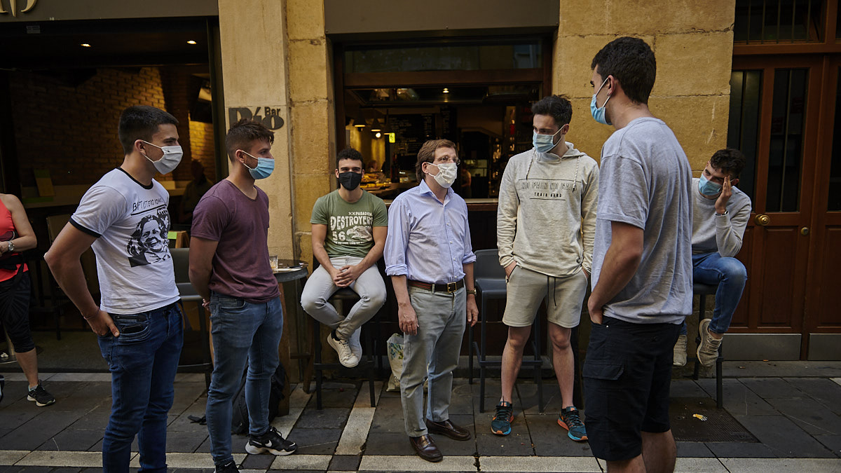 José Luis Martínez-Almeida, alcalde de Madrid, saluda a un grupo de jóvenes que le han reconocido en la calle San Nicolás de Pamplona.