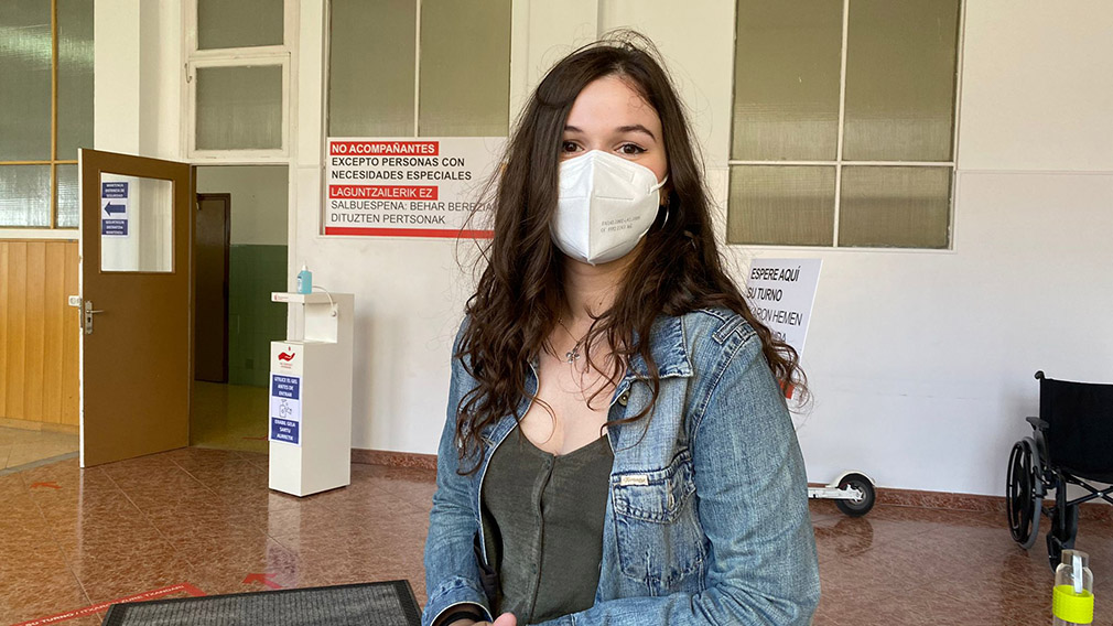 Andrea Iriarte, pamplonesa de 22 años, antes de vacunarse en Maristas.