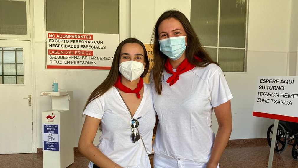 Las jóvenes Sandra Leceaga Y Maialen Ordóñez, de 19 y 20 años, antes de vacunarse en la antigua sede de Maristas.