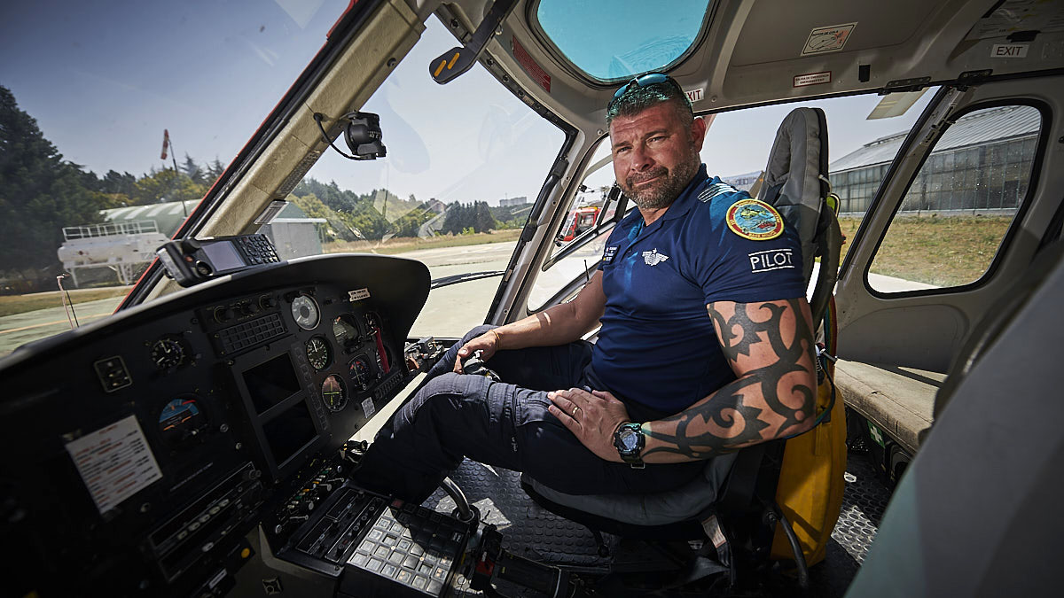James Vukojevic posa en la cabina de uno de los helicópteros del departamento de Interior del Gobierno de Navarra. PABLO LASAOSA