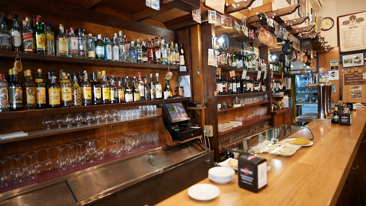 Imagen de la barra del bar 'La Servicial Vinícola' en Pamplona. MIGUEL OSÉS
