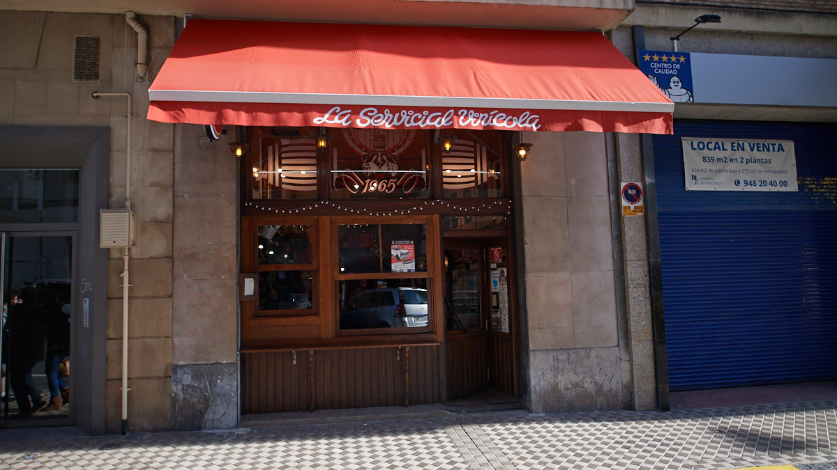 Exterior del bar 'La Servicial Vinícola' en Pamplona. MIGUEL OSÉS
