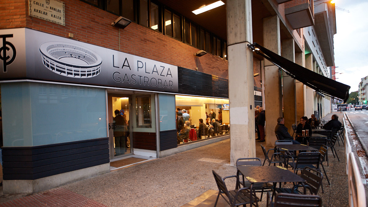 Exterior del Gastrobar La Plaza en la calle Arrieta número 5 de Pamplona. MIGUEL OSÉS.
