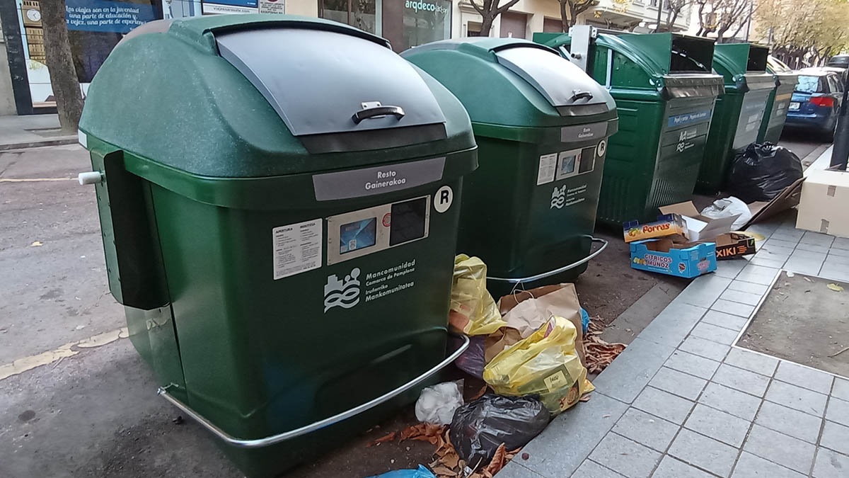 Bolsas de basura acumuladas en las inmediaciones de los nuevos contenedores implantados en el Ensanche de Pamplona que funcionan con tarjeta electrónica.
