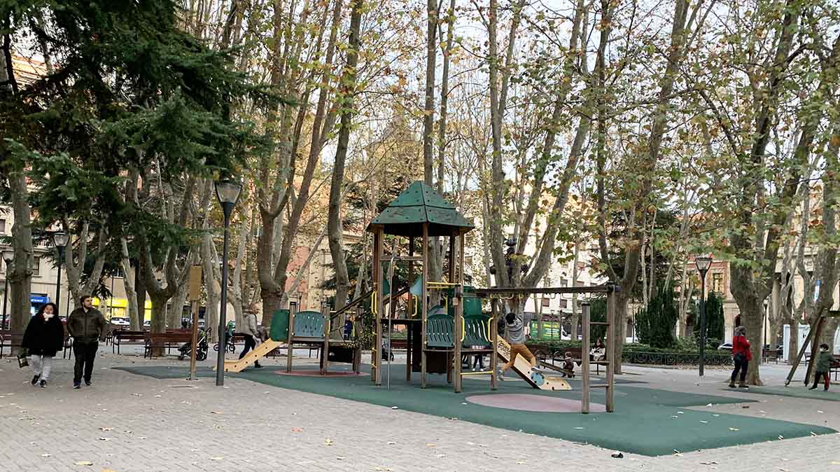 Un parque infantil en la Plaza de la Cruz de Pamplona. NAVARRA.COM.
