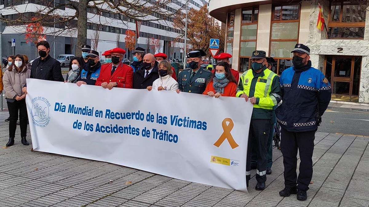 Imagen de la concentración mantenida este lunes con motivo del Día Mundial en Recuerdo de las Víctimas de Accidentes de Tráfico. DELEGACIÓN DEL GOBIERNO EN NAVARRA
